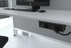 Deltaco bordstikdåse, 3 stikkontakter, A+C USB-oplader, sort