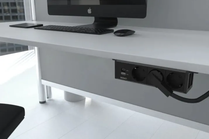 Deltaco bordstikdåse, 3 stikkontakter, A+C USB-oplader, sort