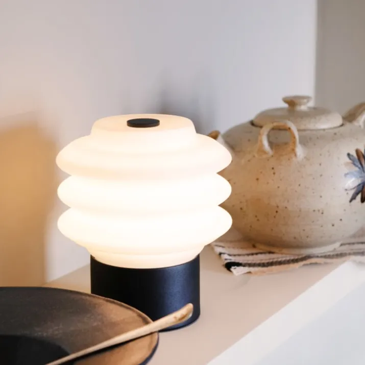 Dyberg Larsen Diva genopladelig bordlampe, sort