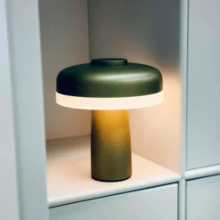 Dyberg Larsen Porter genopladelig bordlampe, grøn