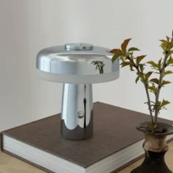 Dyberg Larsen Porter genopladelig bordlampe, krom