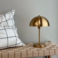 Dyberg Larsen Stockholm genopladelig bordlampe, messing