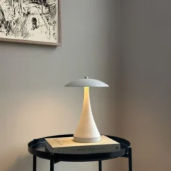 Dyberg Larsen Vienna genopladelig bordlampe, hvid