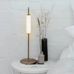 Ekta Living Dunhammer bordlampe, mørk messing
