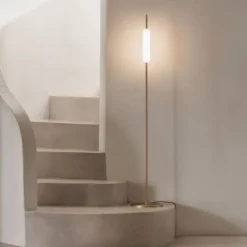 Ekta Living Dunhammer gulvlampe, lys messing