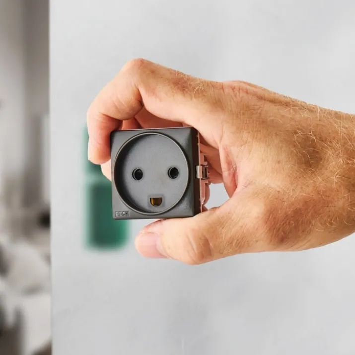 Fesh Curveline stikkontakt med jord, 1 modul, grå