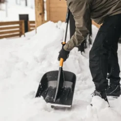 Fiskars X-series sneskovl, teleskophåndtag