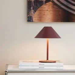 Halo Design Hygge genopladelig bordlampe, H25 cm, mørkerød