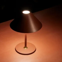 Halo Design Hygge genopladelig bordlampe, H25 cm, mørkerød