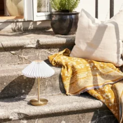 Halo Design Paris genopladelig bordlampe, messing